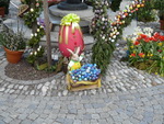 Osterbrunnen am Florianiplatz in Bad Reichenhall.